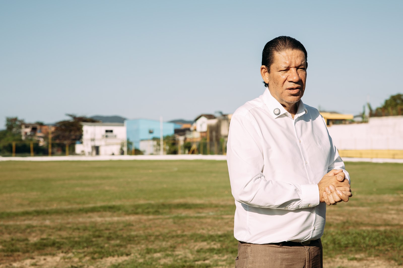 Mário Lúcio em um campo de futebol de várzea no Guarujá